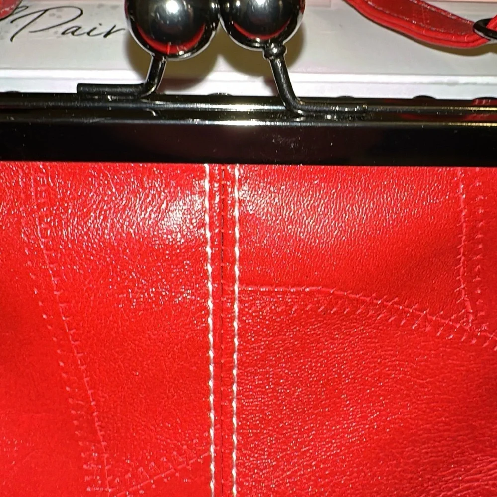 Retro style vegan leather purse with sexy kiss-lock closure. - Picture 3 of 12